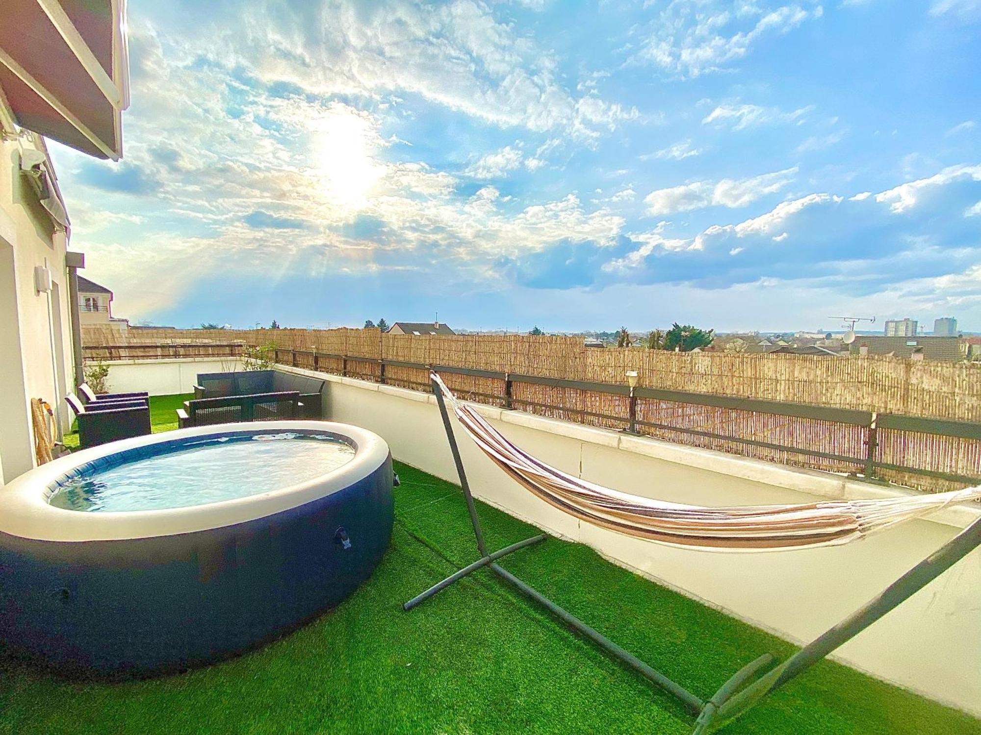 Le Prestige Terrasse-Cocon Familial Cosy, Billard & Jacuzzi Avec Vue Sur Paris Apartamento Le Blanc-Mesnil Exterior foto